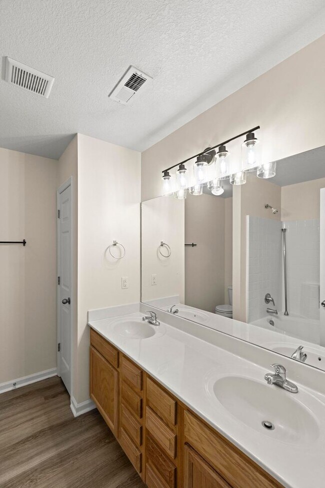 Building Photo - Adorable townhome with beautiful upgrades!