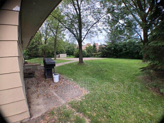 Building Photo - 1909 S Stockman Rd