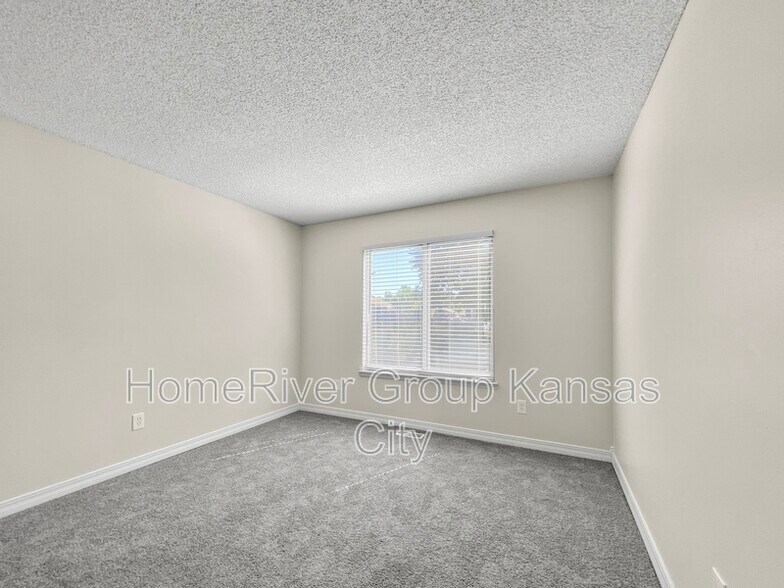 Building Photo - 304 NW 36th St Terrace