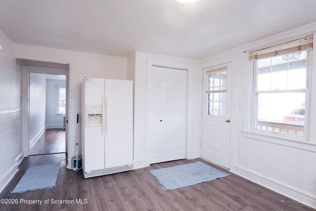 Building Photo - 118 E Carey St