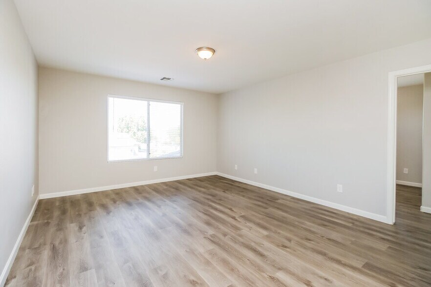 Building Photo - 11559 W Buchanan St