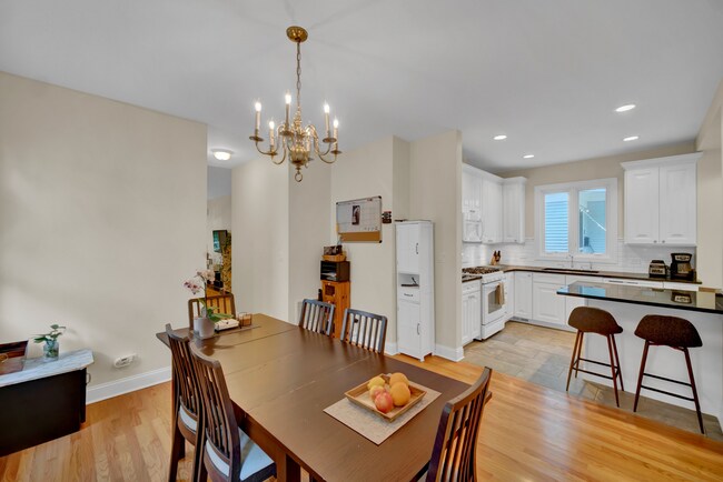 Building Photo - 823 Hamlin St