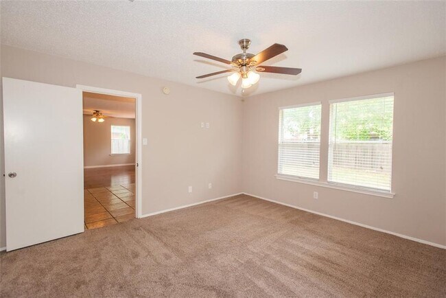 Building Photo - 1812 Hollow Tree Blvd