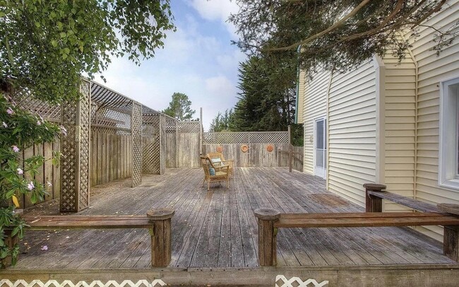 Building Photo - 1004 Acacia St