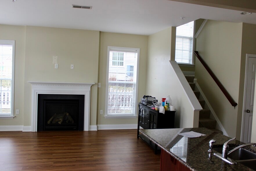 Building Photo - 855 Fawn Ln