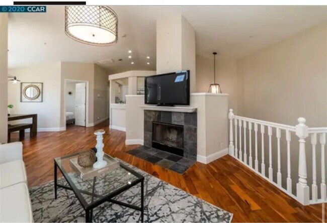 Building Photo - Two Bedroom/Two Bathroom Condo Available i...