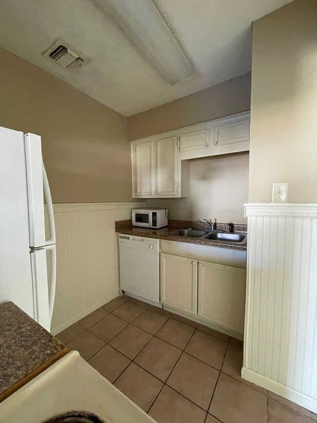 Building Photo - j14pr7