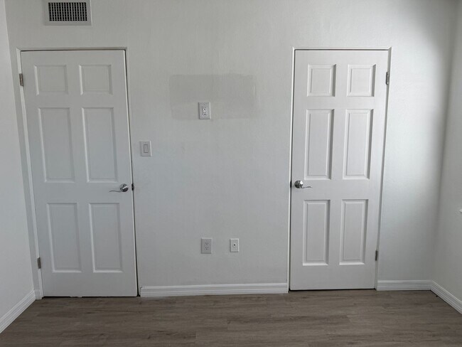 Building Photo - 2 Bedroom 1 Bath Home with Den/Office