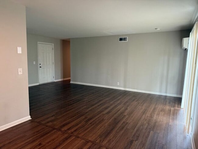 Building Photo - Remodeled 1 Bedroom Apartment!!! Walk to the Square or Steps from Sumner Regional Hospital