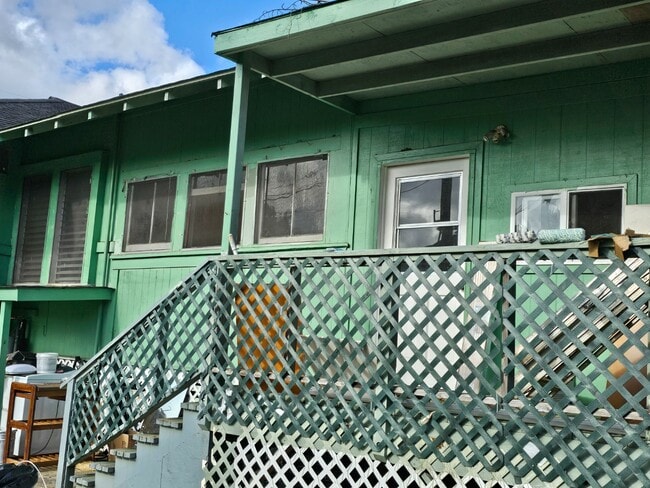 Building Photo - 2 Bed 1 Bath Apartment with one parking.  Tenant pay all utilities.