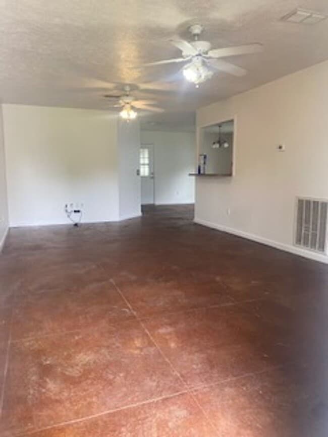 Building Photo - 121 Tomlinson Dr