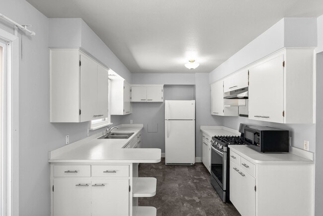 Building Photo - Charming 3-Bedroom Bungalow on Large Fenced Lot