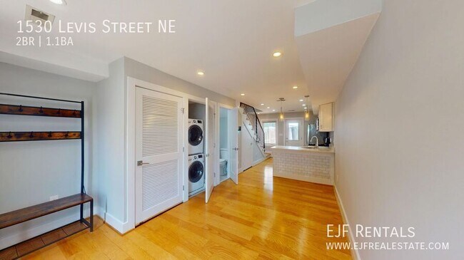 Building Photo - 1530 Levis St NE