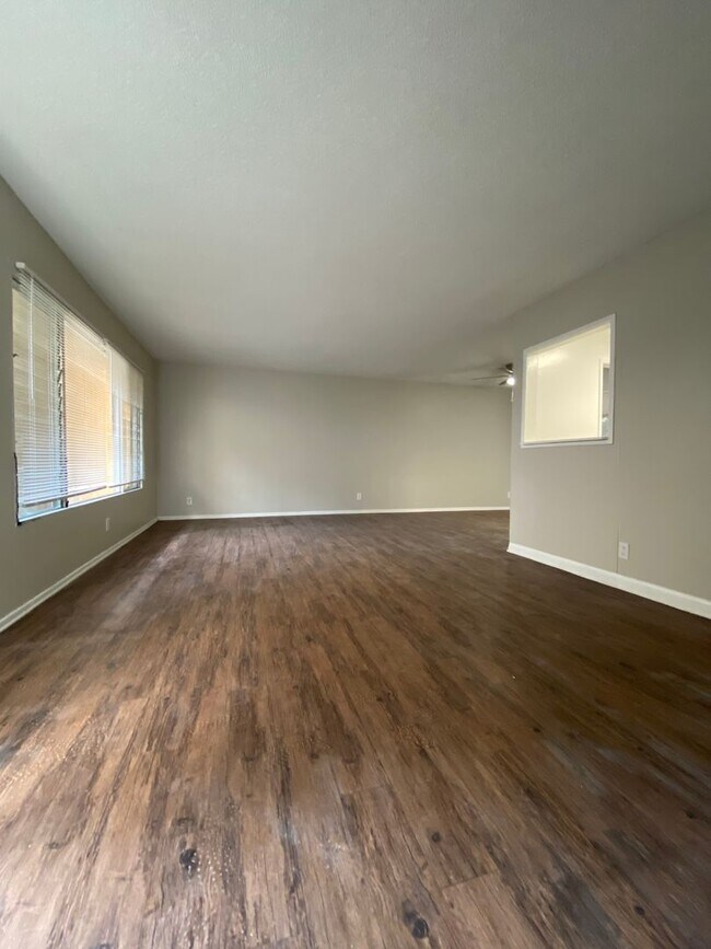 Interior Photo - 1046 S. Wooster St., Los Angeles, CA 90035