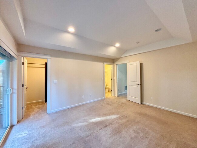 Building Photo - Modern New Construction 4b3b Townhome