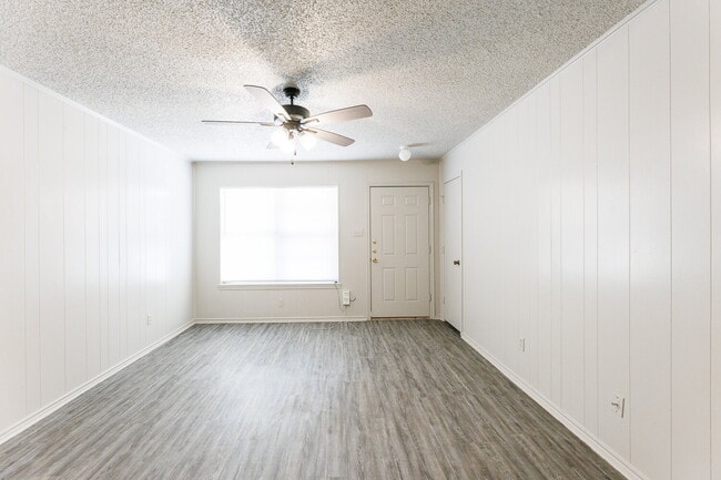 Building Photo - Freshly Updated - 2/1 Apartment with easy access to the Loop
