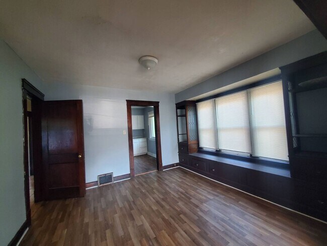 Building Photo - 2217 W 105th St
