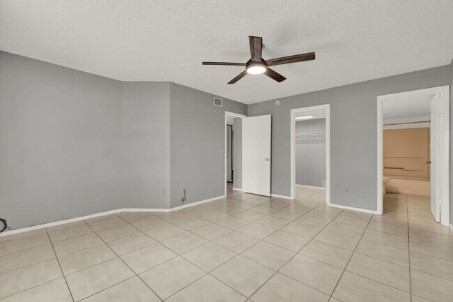 Building Photo - First Floor 2/2 Condo with private back in...