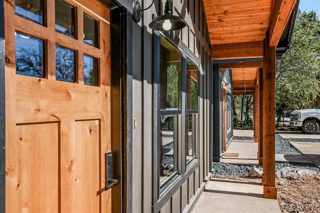 Building Photo - 122 Shady Bluff Dr