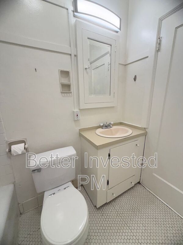 Building Photo - 526 B St
