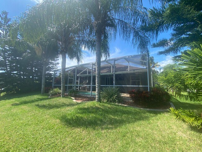 Building Photo - 5 BEDROOM HOUSE WITH PRIVATE POOL AND LAKE...