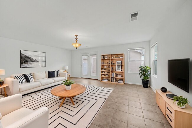 Building Photo - 5772 Ceylon St