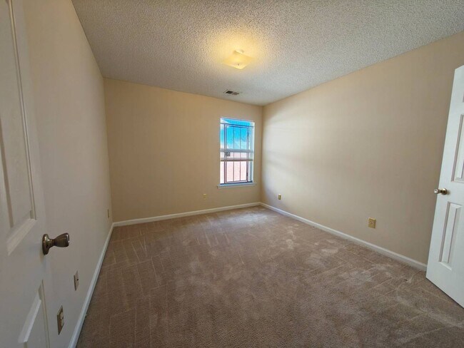 Building Photo - Rent Ready 3 Bedroom 2.5 Bath | South Memphis