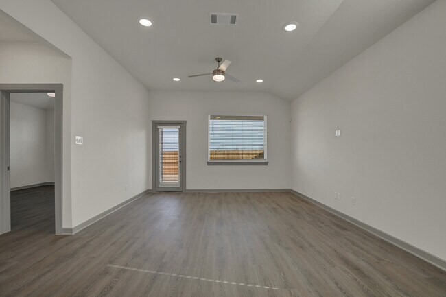 Building Photo - 325 Robertson