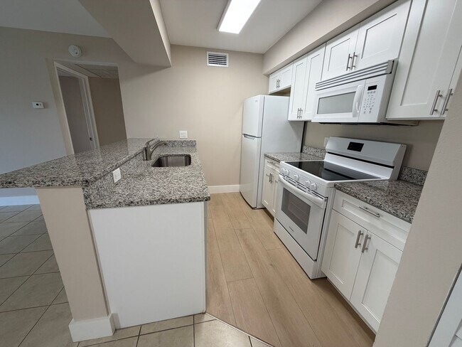 Building Photo - 5317 Summerlin Rd