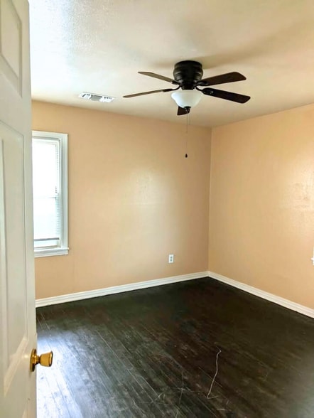 Building Photo - 717 Mickan St