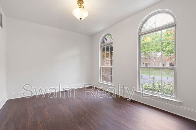 Building Photo - 240 Timber Knoll Dr