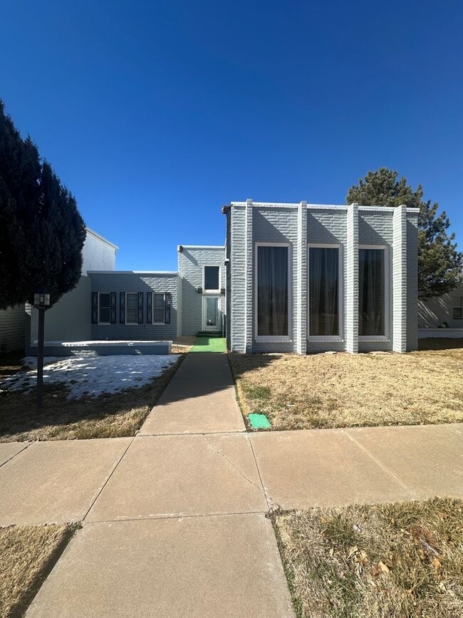 Building Photo - 2 Bed Brick House! Golf Course View!