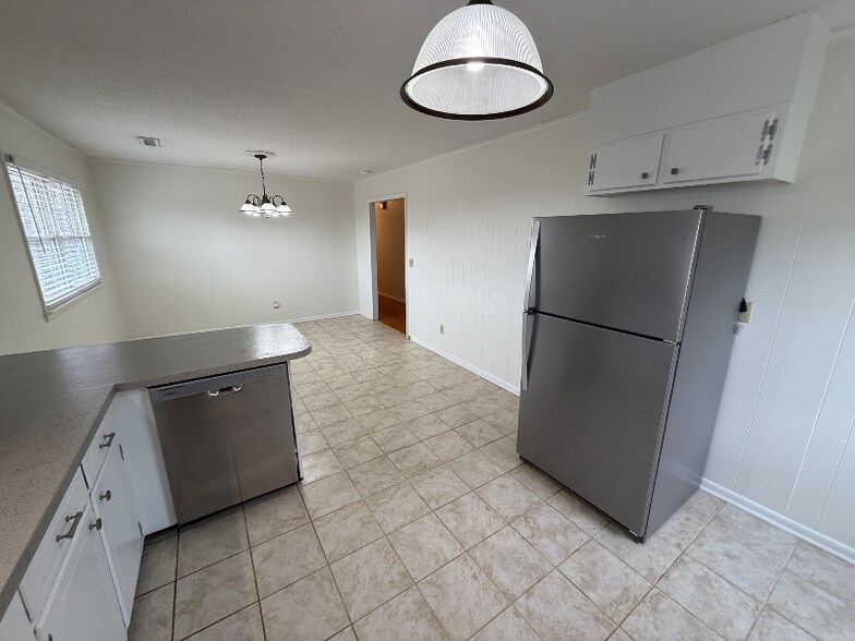 Building Photo - 8912 Bayview Dr