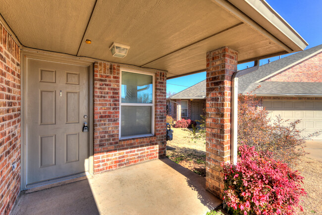 Building Photo - Spacious 3-Bedroom Duplex with Fenced Yard...