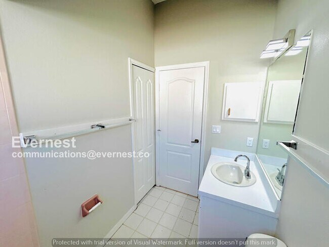 Building Photo - 6 Bed/4 Bath Home with Garage / Pet-Friendly / Available Now!