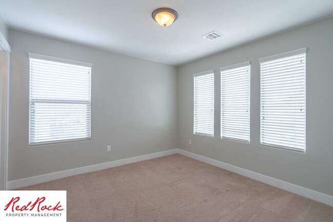 Building Photo - 4 Bedroom Spacious St. George Home with Large Backyard