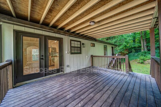 Building Photo - 4734 N Springs Rd NW