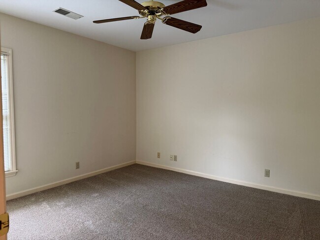 Building Photo - 7033 Northridge Dr