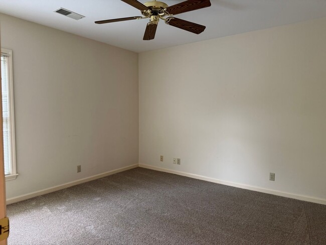 Building Photo - Great 3 Bedroom Home in Bellevue