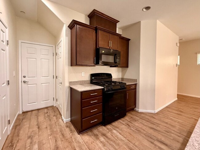 Building Photo - 3 BED 2.5 BATH 2 CAR GARAGE HOME w/ LOFT &...
