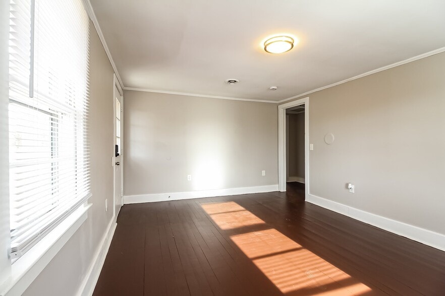 Building Photo - 202 Oak St