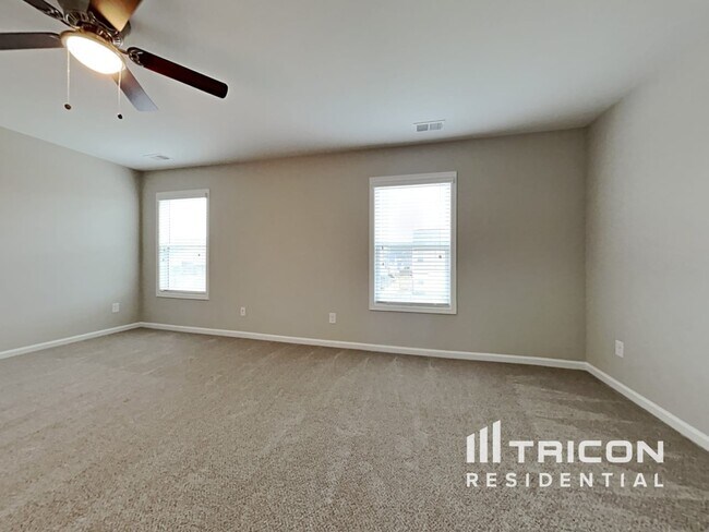 Building Photo - 451 Finch Ln