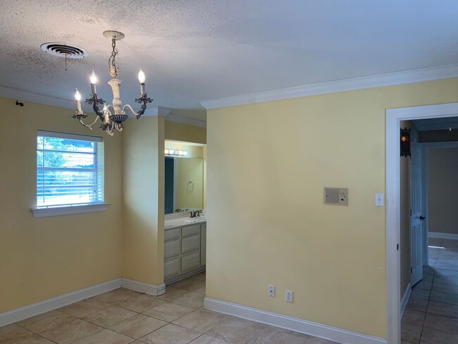 Building Photo - Metairie 3 Bedroom with Spacious Rooms and...