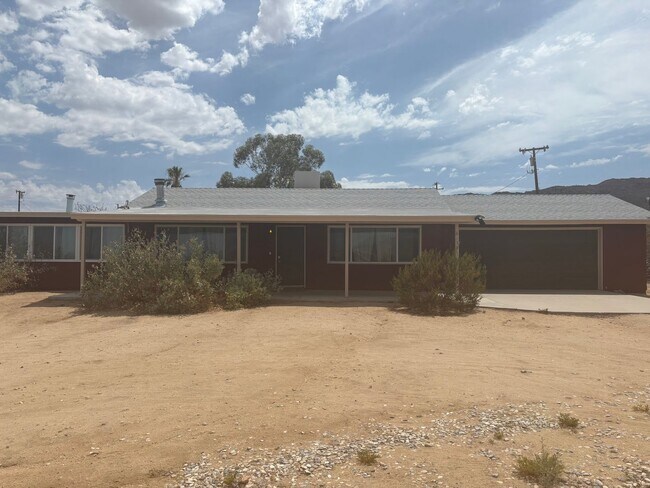 Building Photo - 3 Bedroom 1.5 Bath Modern Farmhouse near JT National Park * MOVE IN SPECIAL*