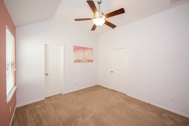 Building Photo - 3019 Lake Dr