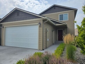 Building Photo - 3 Bedroom, 2.5 Bath House w/ fully fenced yard.