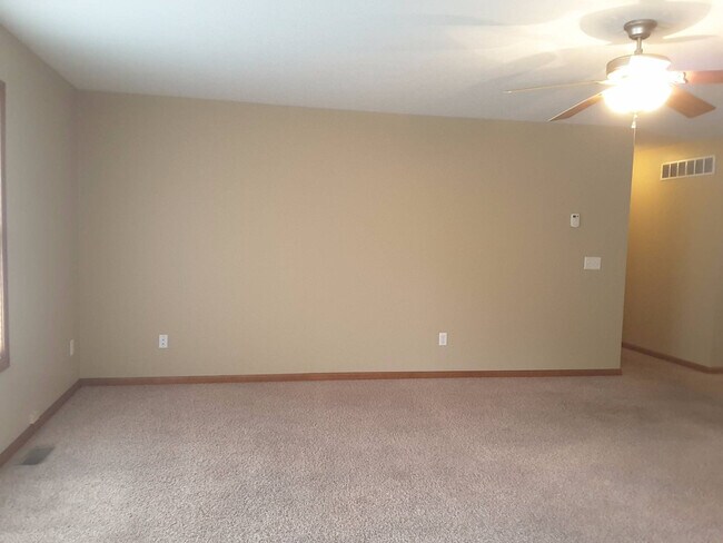 Building Photo - Beautiful 3 Bedroom 2 Bath Home in Elkhart!