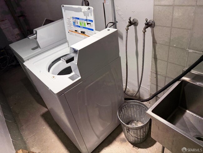 Building Photo - 527 6th Ave