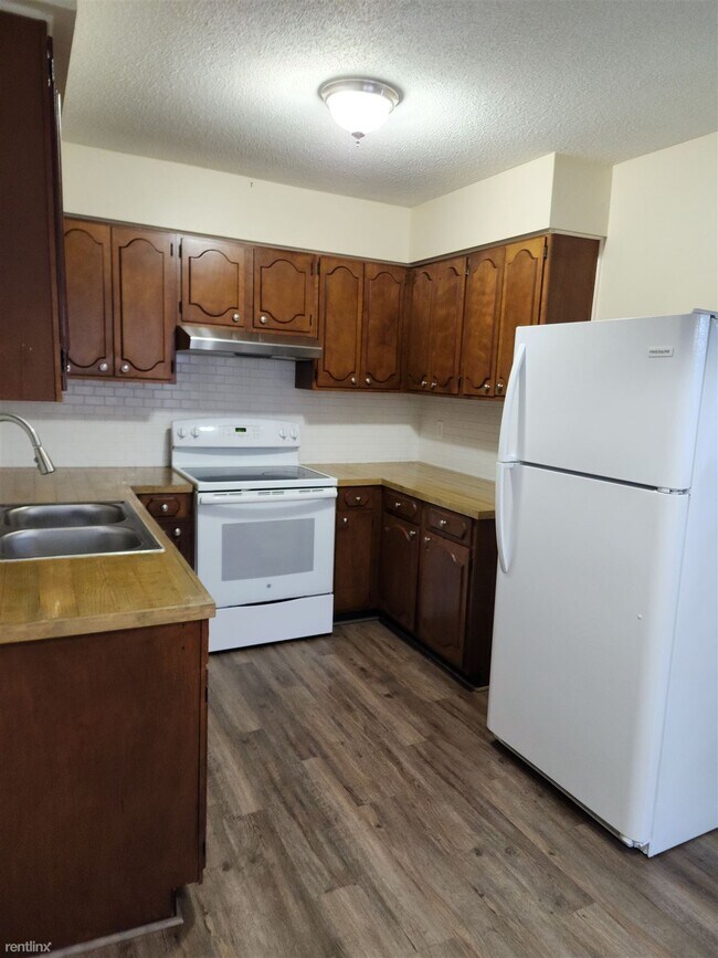 Building Photo - 3 br, 1.5 bath Duplex - 8 Hawthorne Place 10