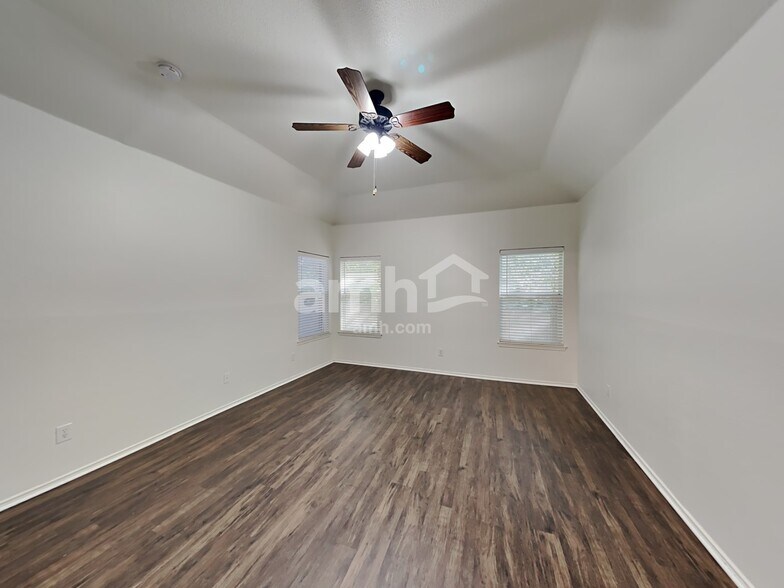 Building Photo - 202 Bob White Dr